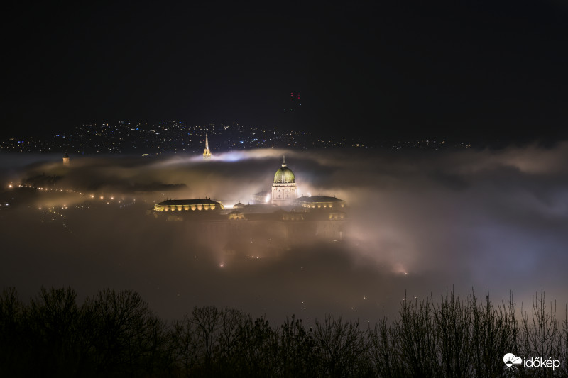 Ködtakaróban a Budai Vár, Mátyás-templom és környéke. 