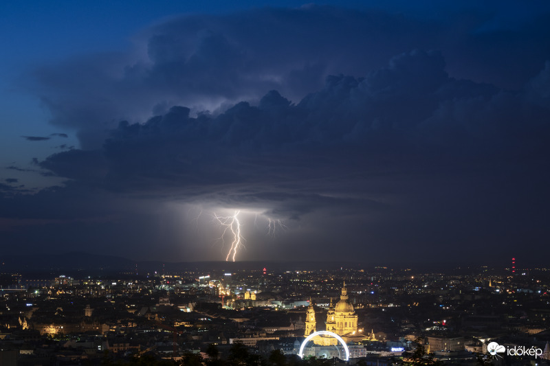 Lecsapók kék órában a fővárostól északra. 