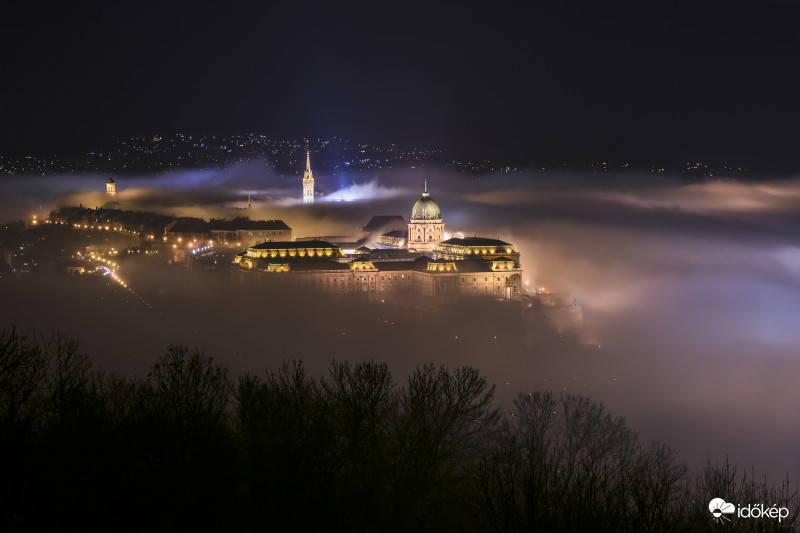 Ködtakaróban a Budai Vár és környéke