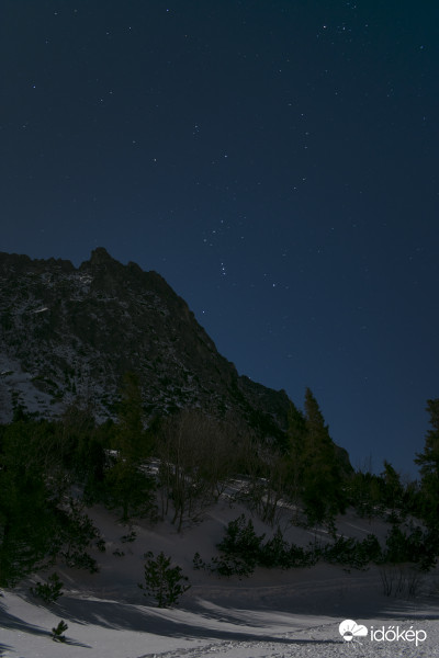 Orion csillagkép a hegyek felett Poprádi-tónál.