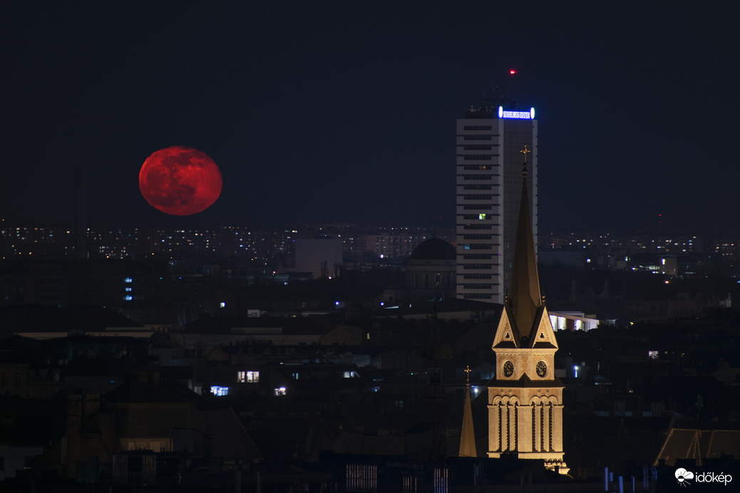Mai vérvörös holdkelte Budapesten. 
