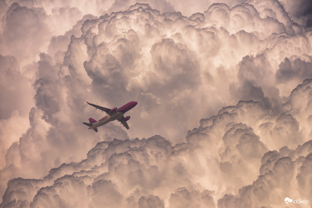 Robbanó légkör és egy felszálló WizzAir gép