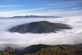 A Szent Mihály-hegy térségét körülölelő ködtenger, Prédikálószéken fotózva. 