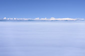 Magas-Tátra havas csúcsai rétegfelhőzet felett