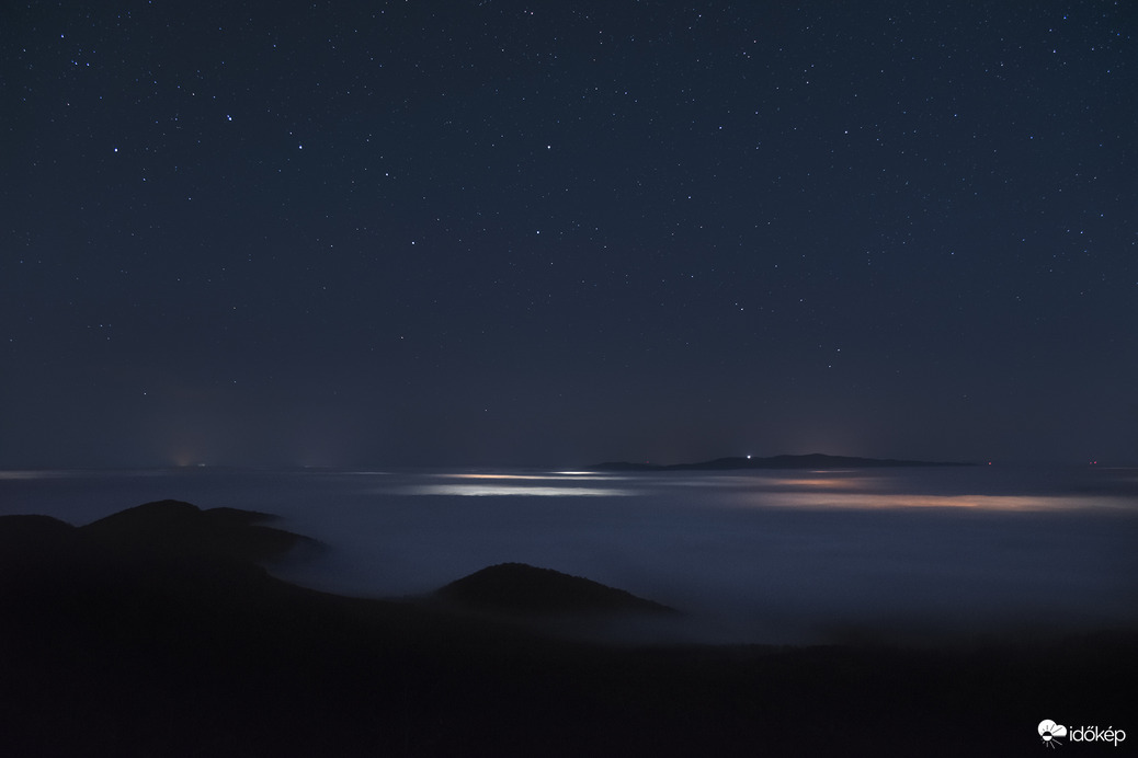 Éjszakai égbolt a Nagy Göncöllel ködtenger felett Dobogókőn.