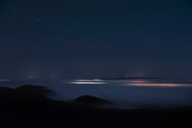 Éjszakai égbolt a Nagy Göncöllel ködtenger felett Dobogókőn.
