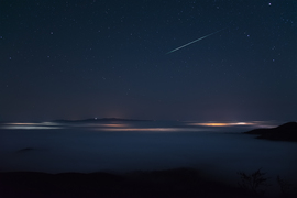 Esti ködös hangulatkép egy fényes meteorral Dobogókőn.