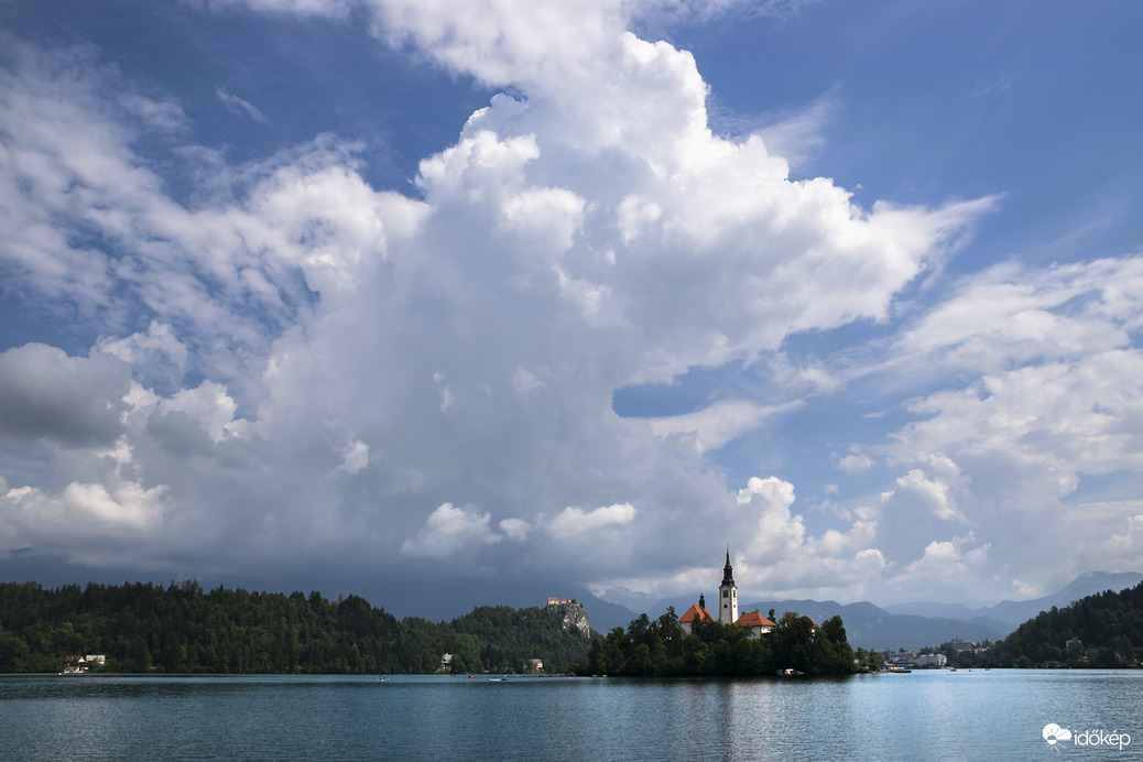 Hegytetőn képződő felhőzet üllője Bleden, Szlovéniában