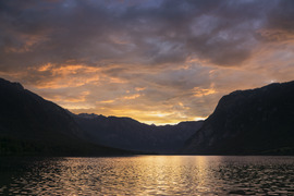 Alásütős naplemente a Bohinji-tónál, Szlovéniában