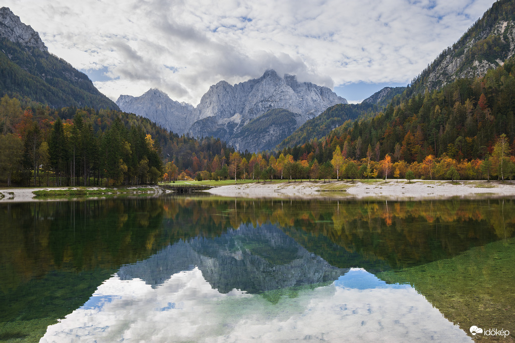Jasna-tó őszi környezetben, Szlovéniában