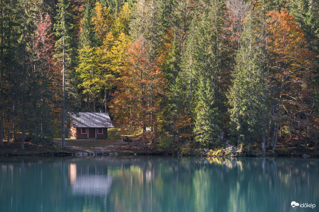 Hangulatos tóparti házikó őszi környezetben, Olaszországban