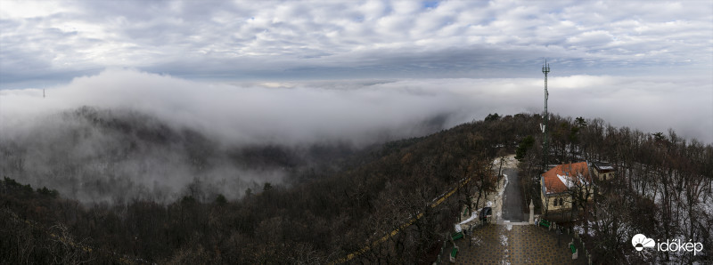 Panoráma a János-hegyet körülvevő ködtengerre.