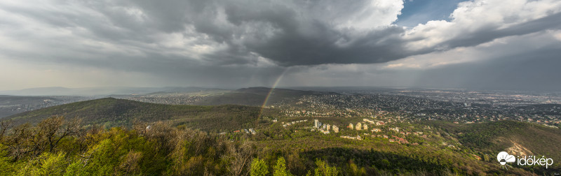 Szivárványos, záporos panoráma a János-hegyről