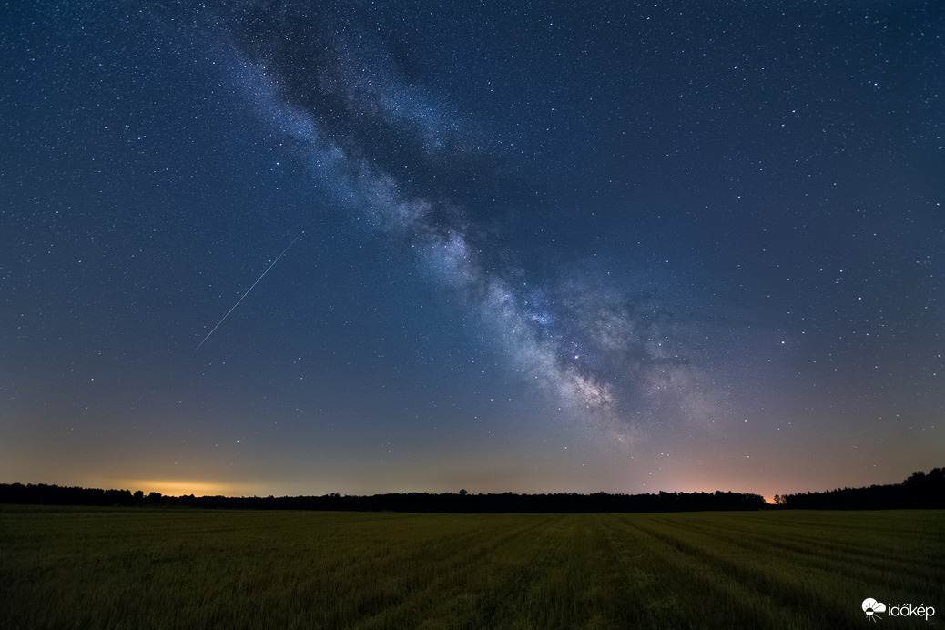 Nyári Tejútrendszer egy meteorral, Érsekhalma mellett.