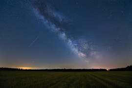 Nyári Tejútrendszer egy meteorral, Érsekhalma mellett.