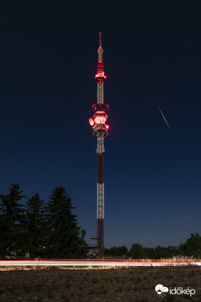 Csávolyi TV-torony, háttérben vélhetően egy Iridium felvillanással. 