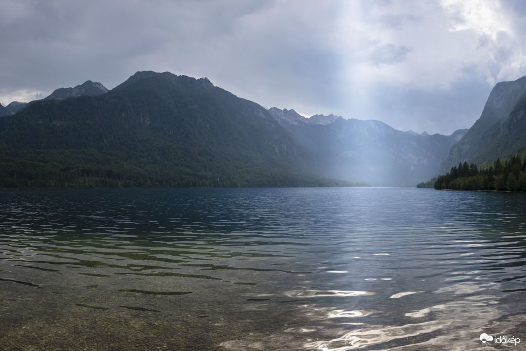 Tyndall-jelenség tükröződése a Bohinji-tó felszínén, Szlovéniában
