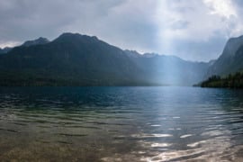 Tyndall-jelenség tükröződése a Bohinji-tó felszínén, Szlovéniában