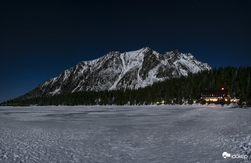 Erős holdfényben a befagyott Poprádi-tó, háttérben a Patria hegy csúcsával a Magas-Tátrában múlthét szombaton.