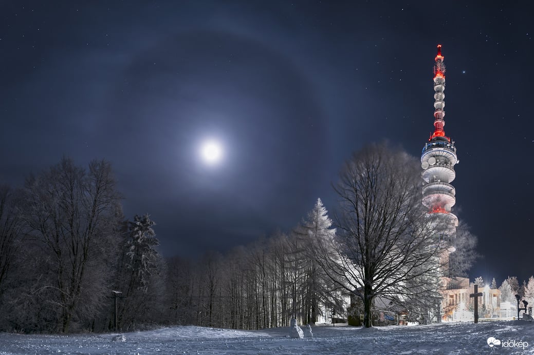 Téli estét beragyogó látványos holdhaló Kékestetőn