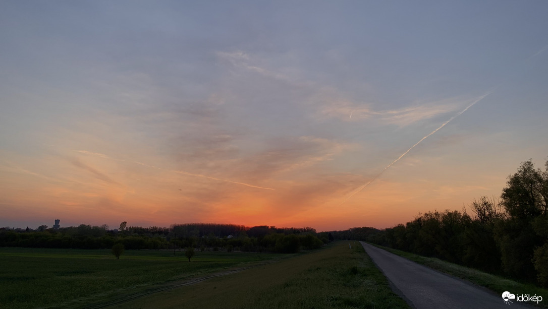 Alkonyat a töltésen