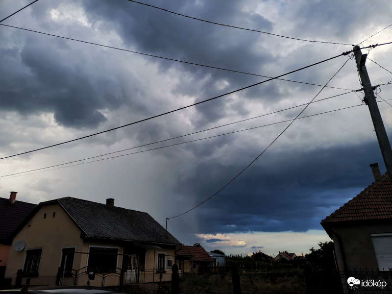 Mindjárt ideér