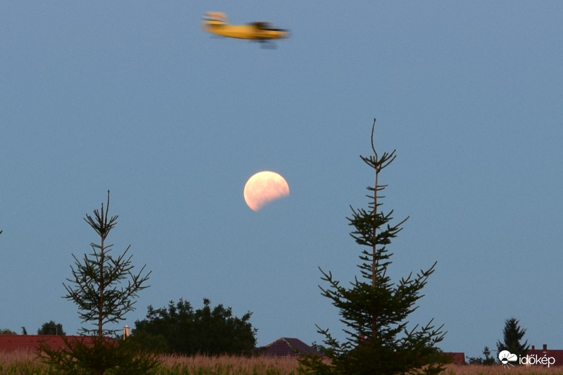 Szúnyoggyérítés a Hold felett