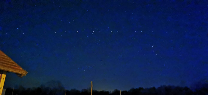 Starlink műholdak vonulása