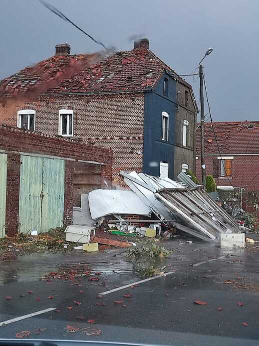 Tornádó pusztítása a franciaországi Bihucourt-ban vasárnap
