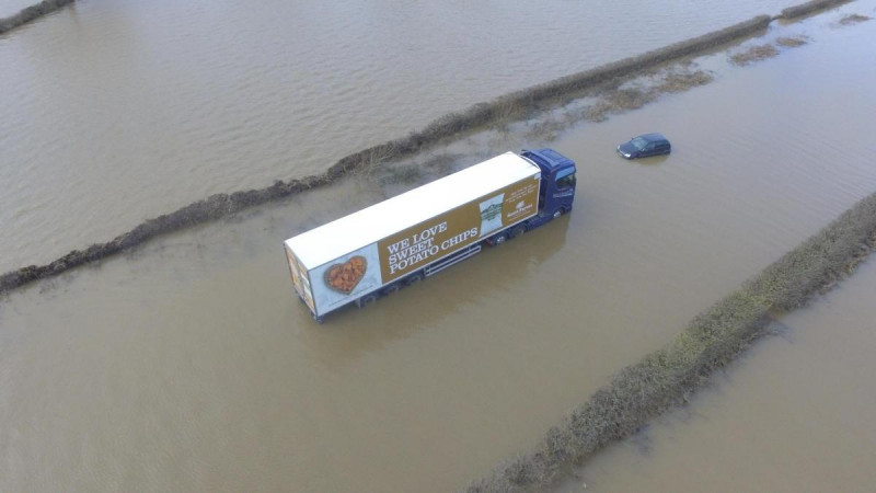 Dennis okozta árvizek