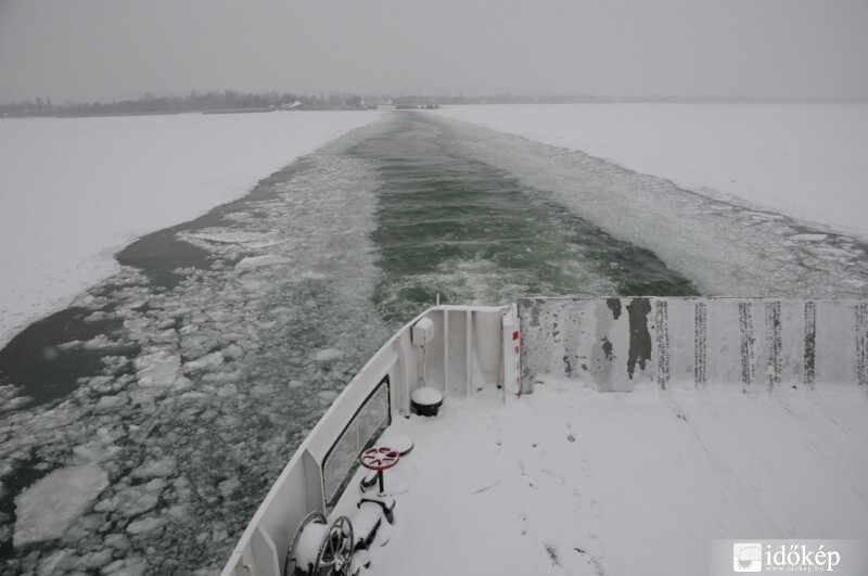 Utolsó balatoni komp 2012. február elején a tó teljes befagyása előtt