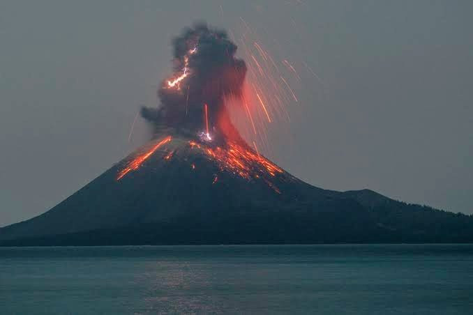 Kitört az Anak Krakatau