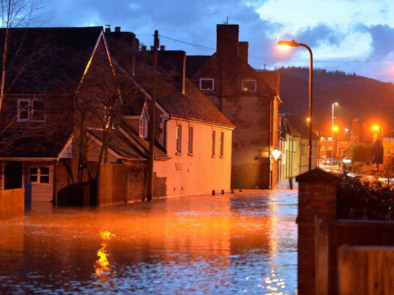 Dennis okozta árvizek
