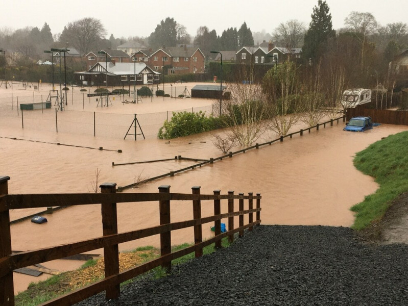 Dennis okozta árvizek