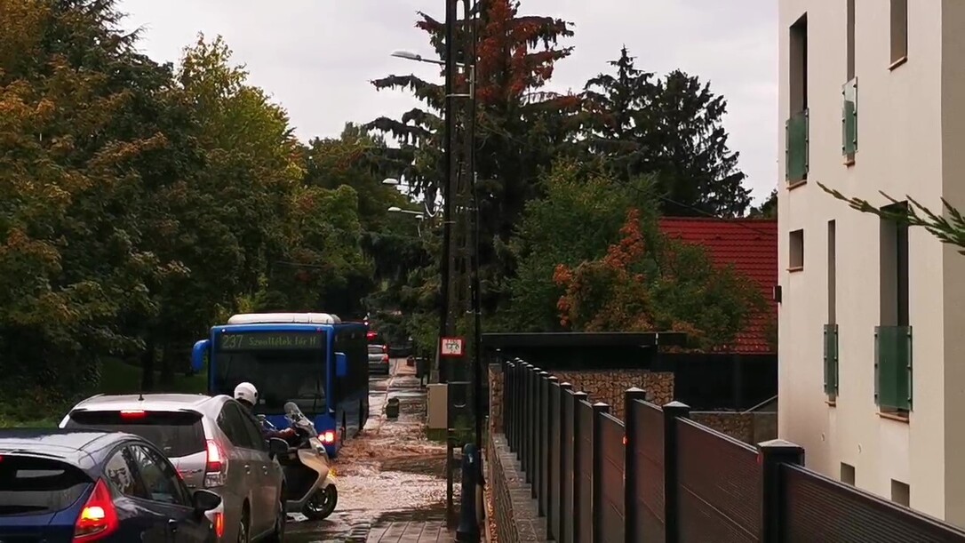 Elakadtak a járművek, ömlik a víz a Jablonka úton