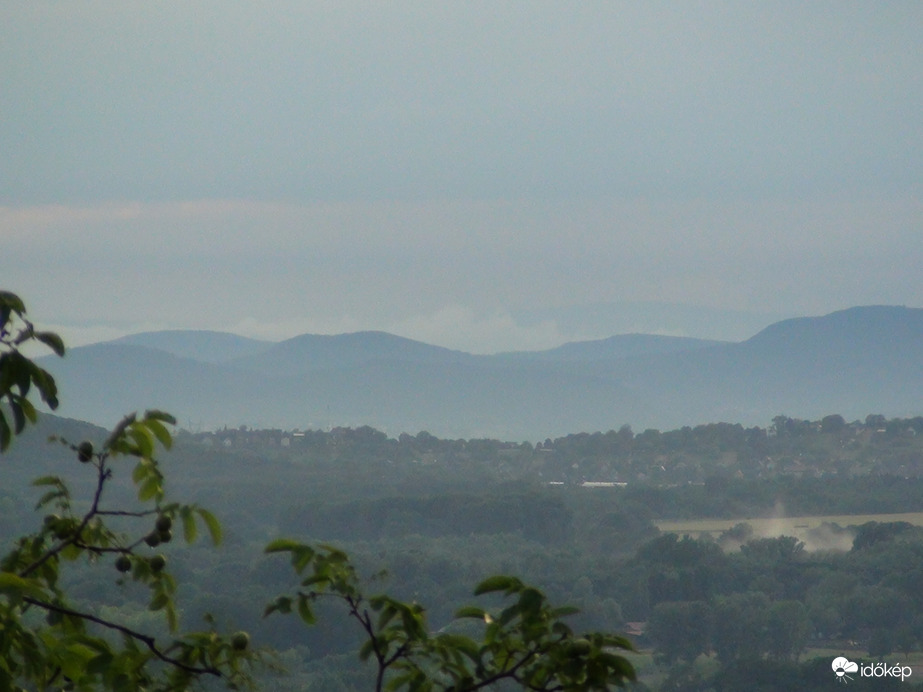 A Budai-hegyel és a Pilis-hegység a pesti oldalról nézve