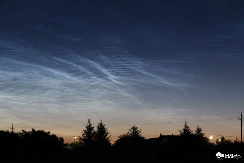 C/2020 F3 (NEOWISE) üstökös és világító felhők (NLC)