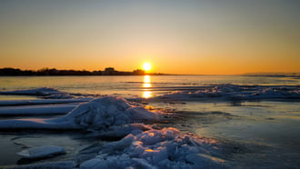 Jégbe zárt Balaton, és a naplemente.
