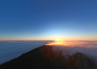 Napkelte a felhők felett