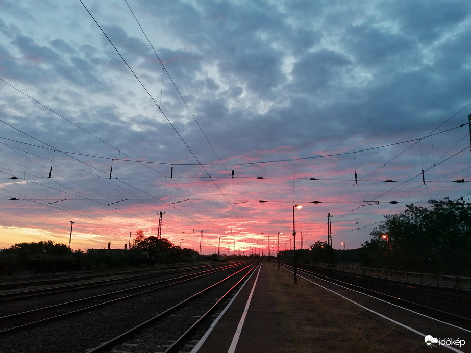 Vasúton érkezik a reggel
