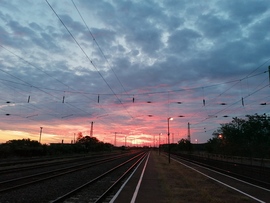 Vasúton érkezik a reggel