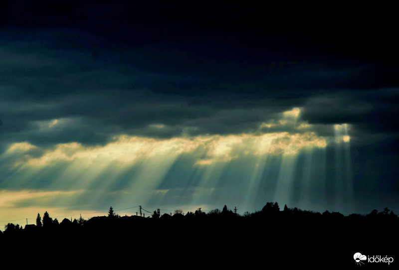 Zalaegerszeg - Felhők közül előbukkanó napsugár pászma