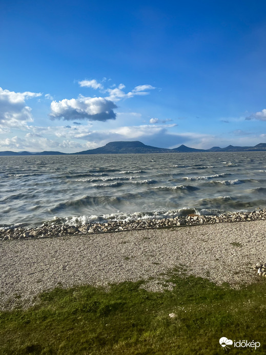 Így hullámzott ma Fonyódnál a Balaton