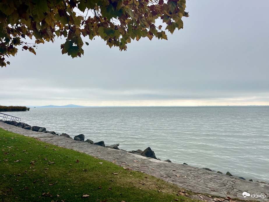 Borúsan indul a nap a Balatonnál