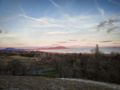 Az új év első naplementéjének fényei a Balatonnál