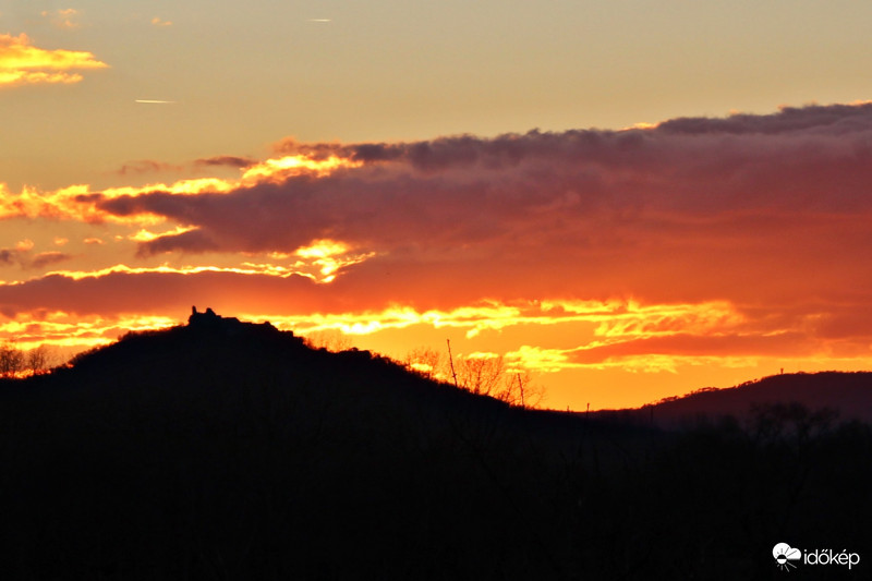 2018 utolsó naplementéje, előtérben a szigligeti várral