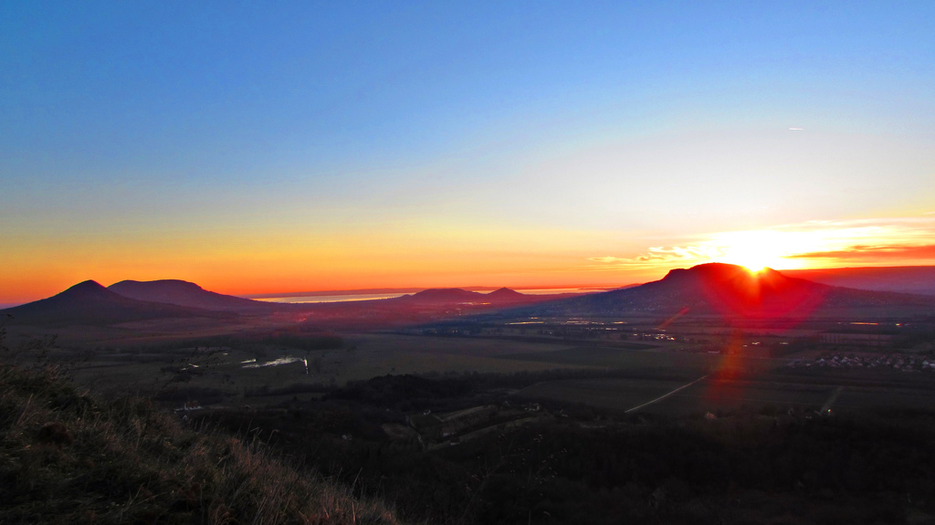 Az év utolsó naplementéje a Csobáncról nézve