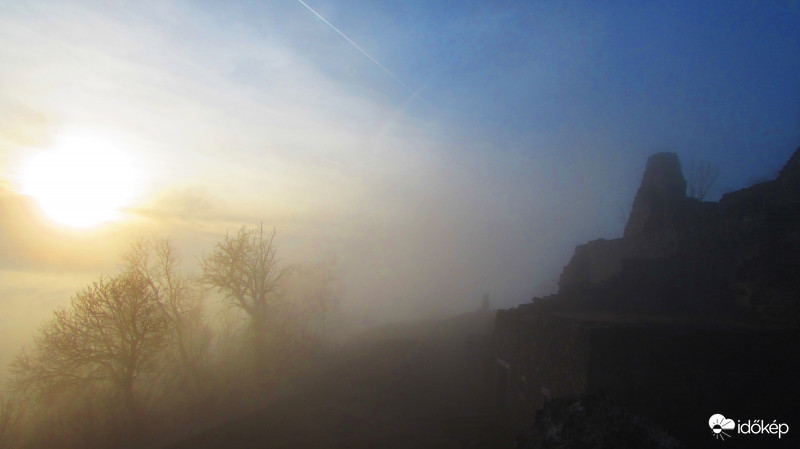 Tátika vára, a felhők fölött