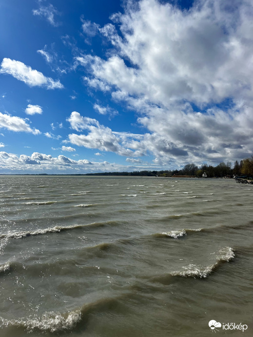 Így hullámzik ma Keszthelynél a Balaton