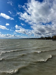 Így hullámzik ma Keszthelynél a Balaton